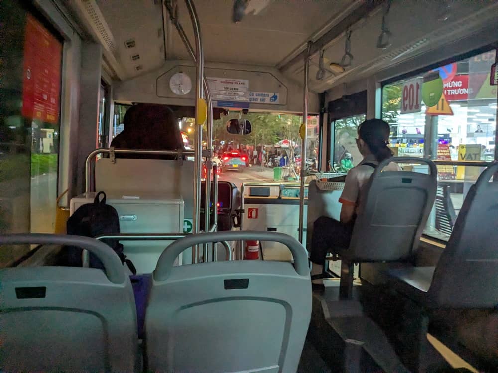 109番バスの清潔感のある車内。