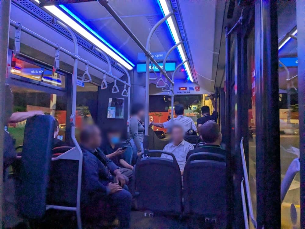 タンソンニャット空港間シャトルバスの車内。青紫の電気が無駄に妖艶。