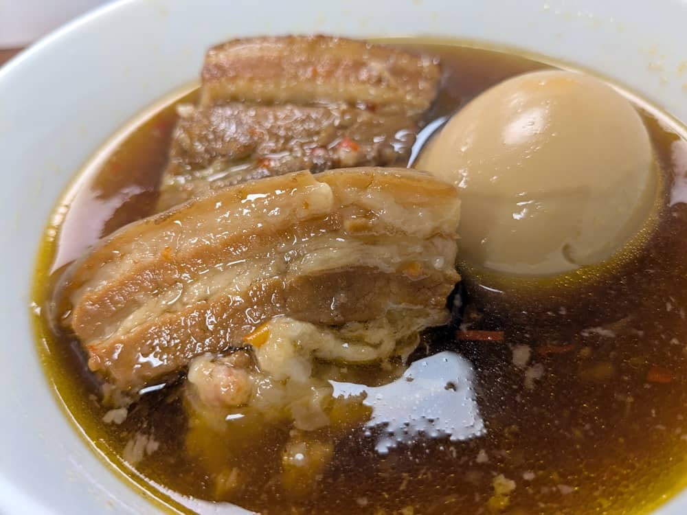 東源鶏飯の角煮にアップ。あめ色に煮しまった角煮と卵