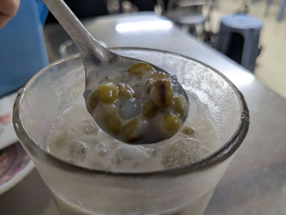 スプーンですくい上げられた緑豆