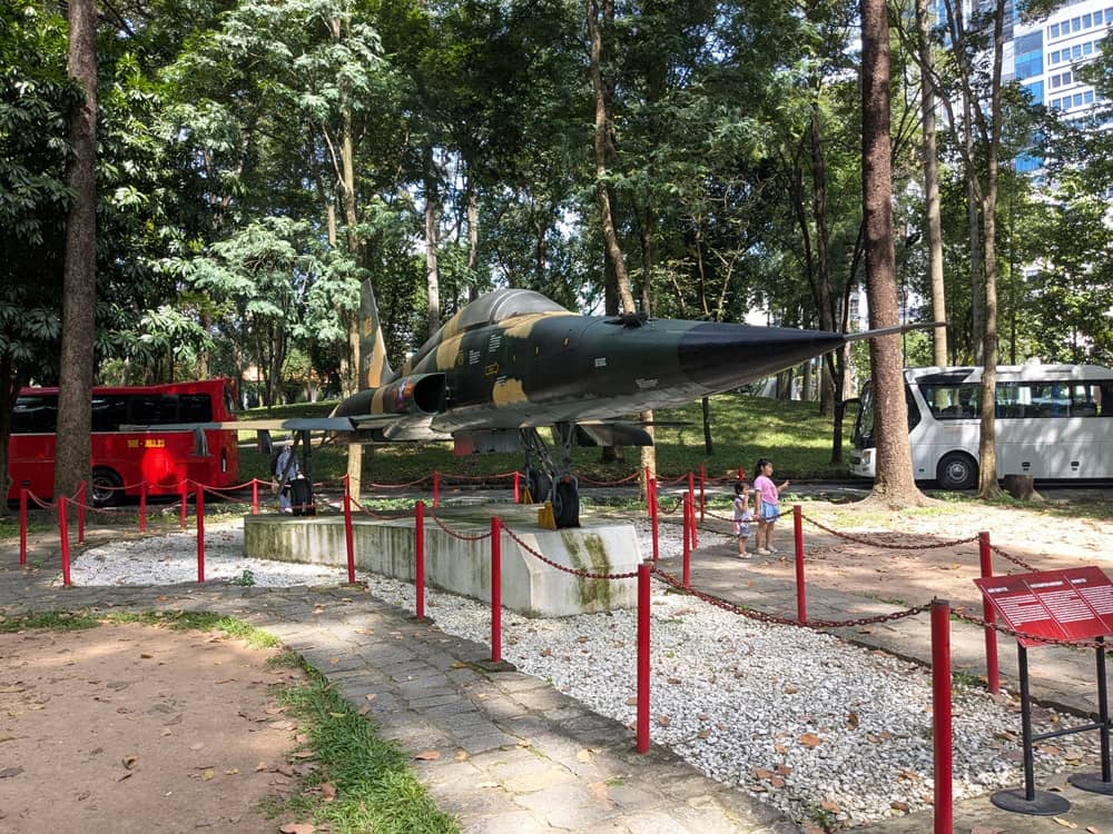 統一会堂内に展示されているF-5E戦闘機