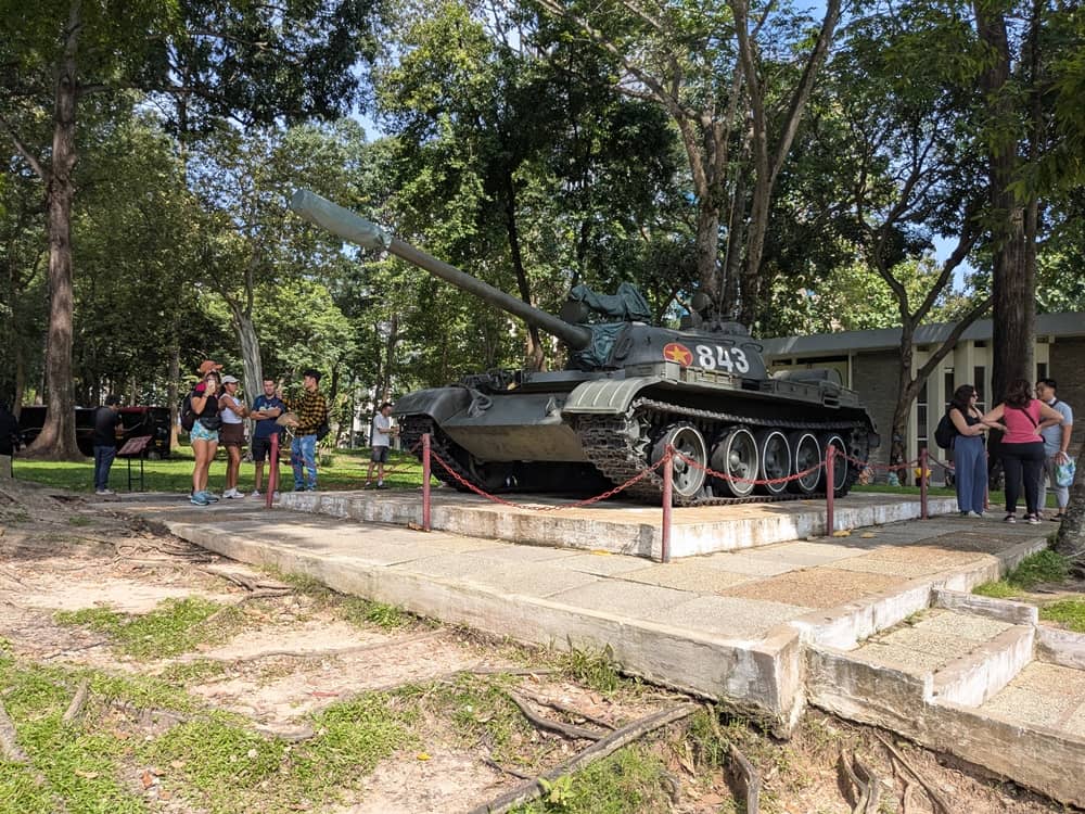 ホーチミン観光スポット「統一会堂」の歴史的展示物、ソ連製T-54B戦車(車体番号843)。ベトナム戦争終結を象徴する重要な車両。