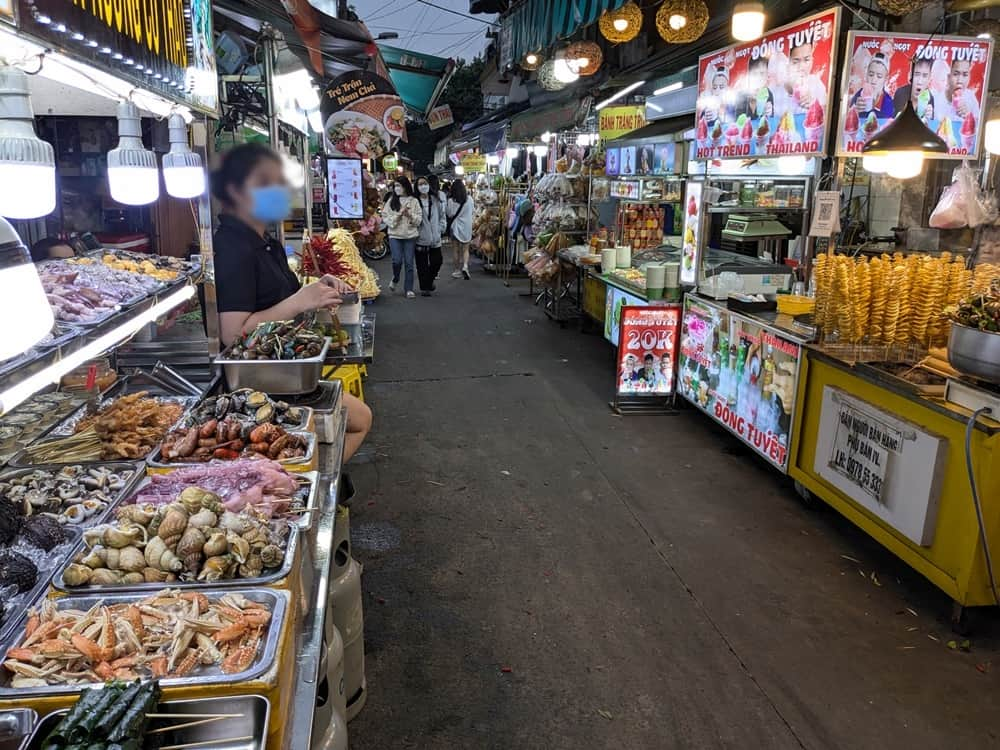 海鮮が見える屋台街の通り