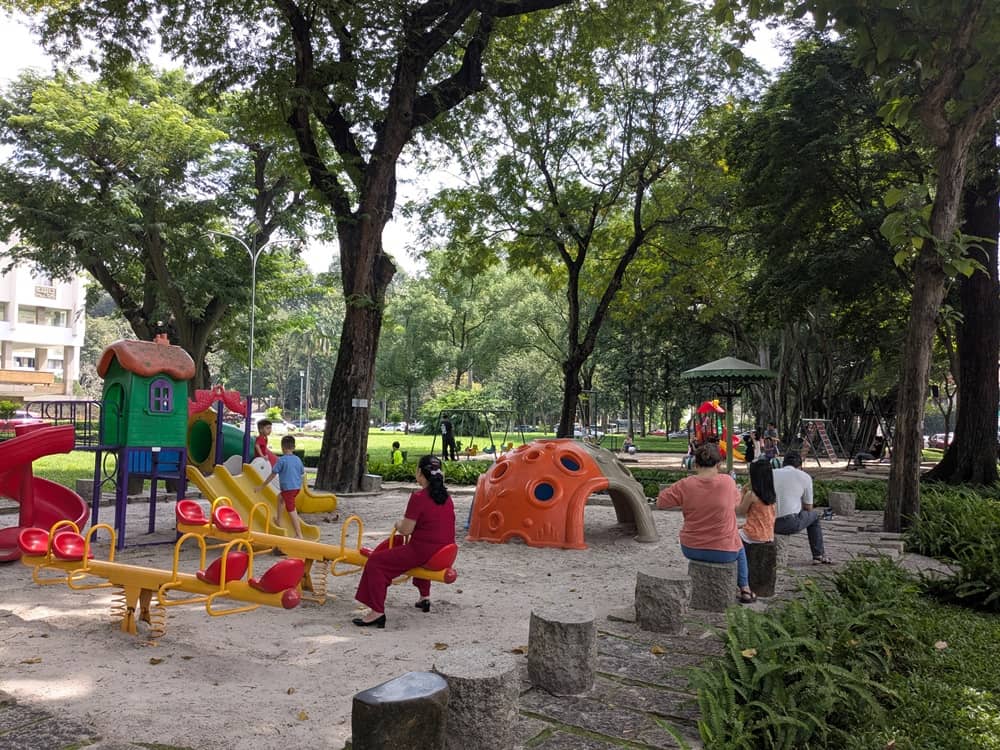 統一会堂内にある子供向けの公園。