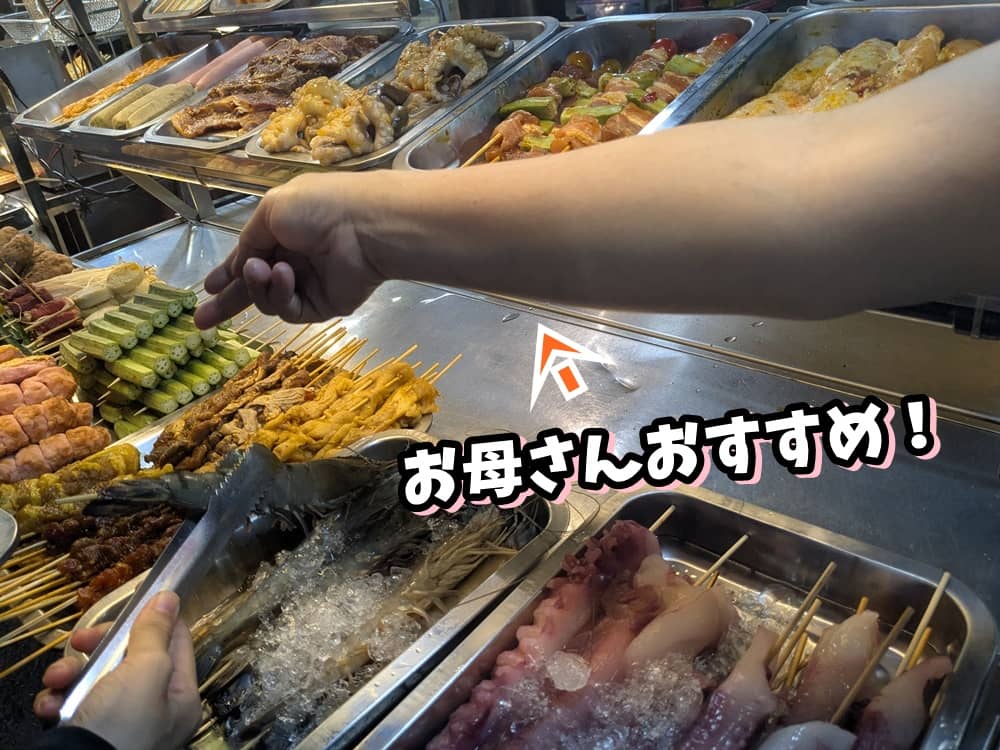 バーべキューの棚に並べられた商品エビや焼き鳥などが見える