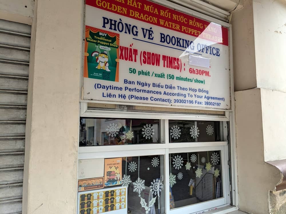 ホーチミン・ロンヴァン水上人形劇のチケット購入窓口(BOOKING OFFICE)と公演スケジュールの案内。