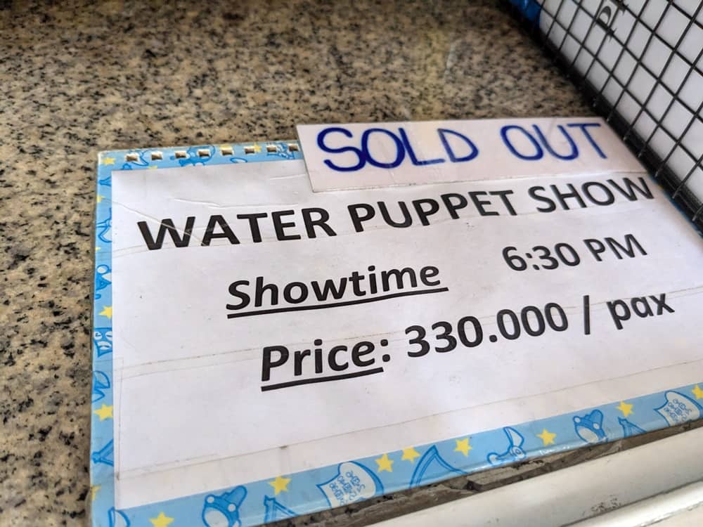 窓口の料金案内板。「SOLD OUT」の文字、開演時間6:30 PM、料金330,000ドンの表示。