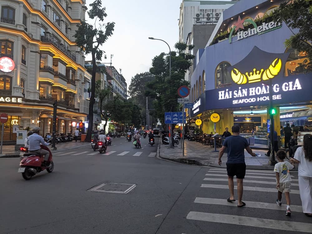 ベンタイン市場からロンヴァン水上人形劇場までの道中。現地の親子や、バイクなどが走っている。