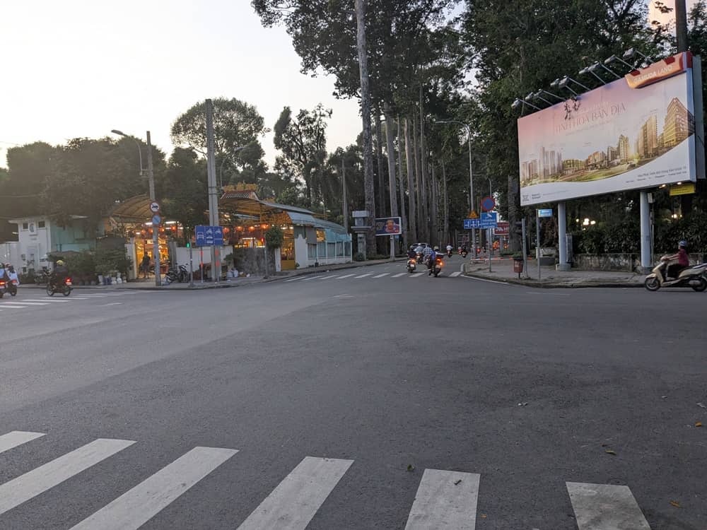 大きな街路樹が特徴的な、タオダン公園の前の通りの様子。