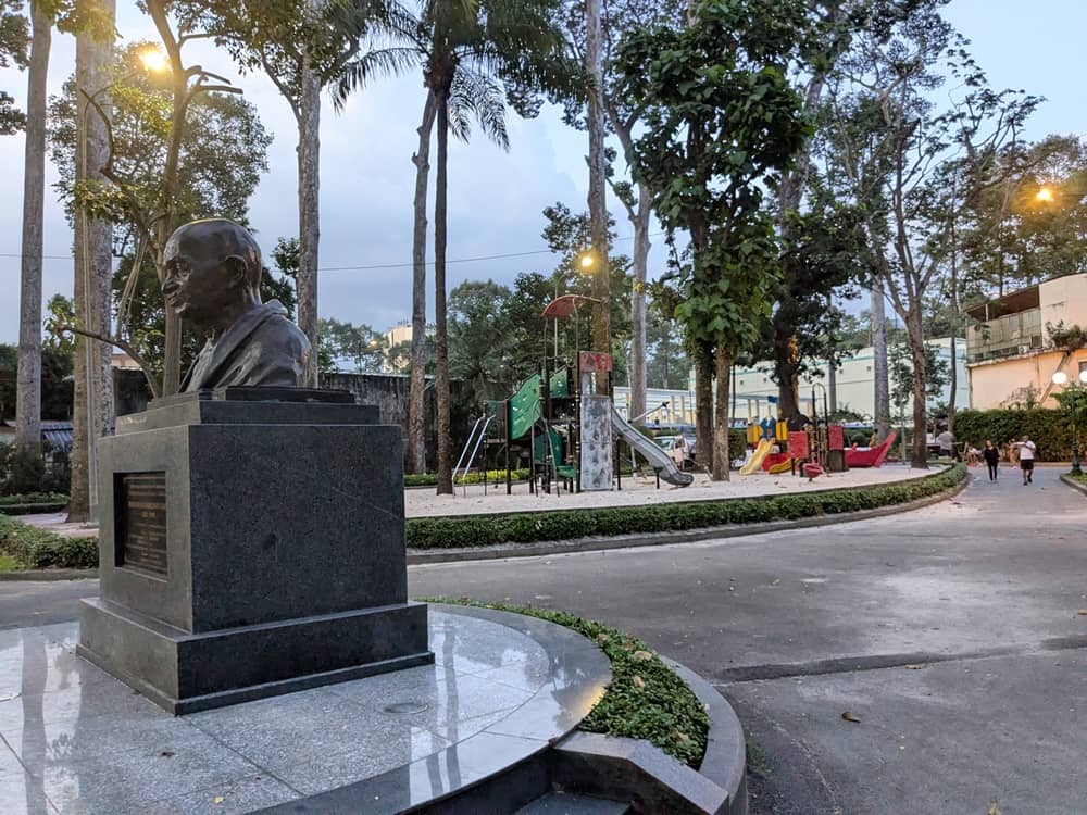 タオダン公園の様子。顔の銅像の奥に滑り台などが見える。