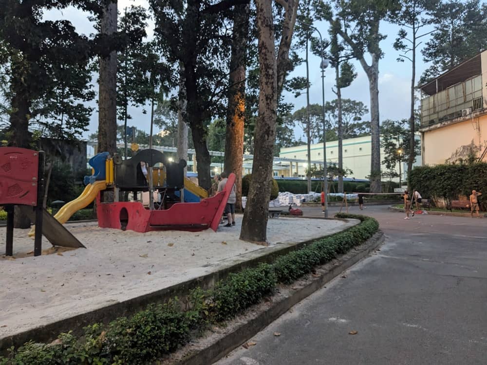 タオダン公園。遊具の奥で「ダーカウ」やってる人がいる。