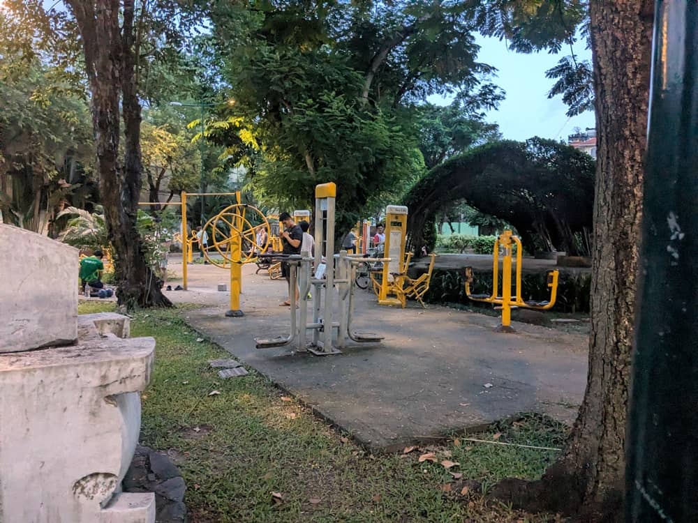 タオダン公園にある運動器具。