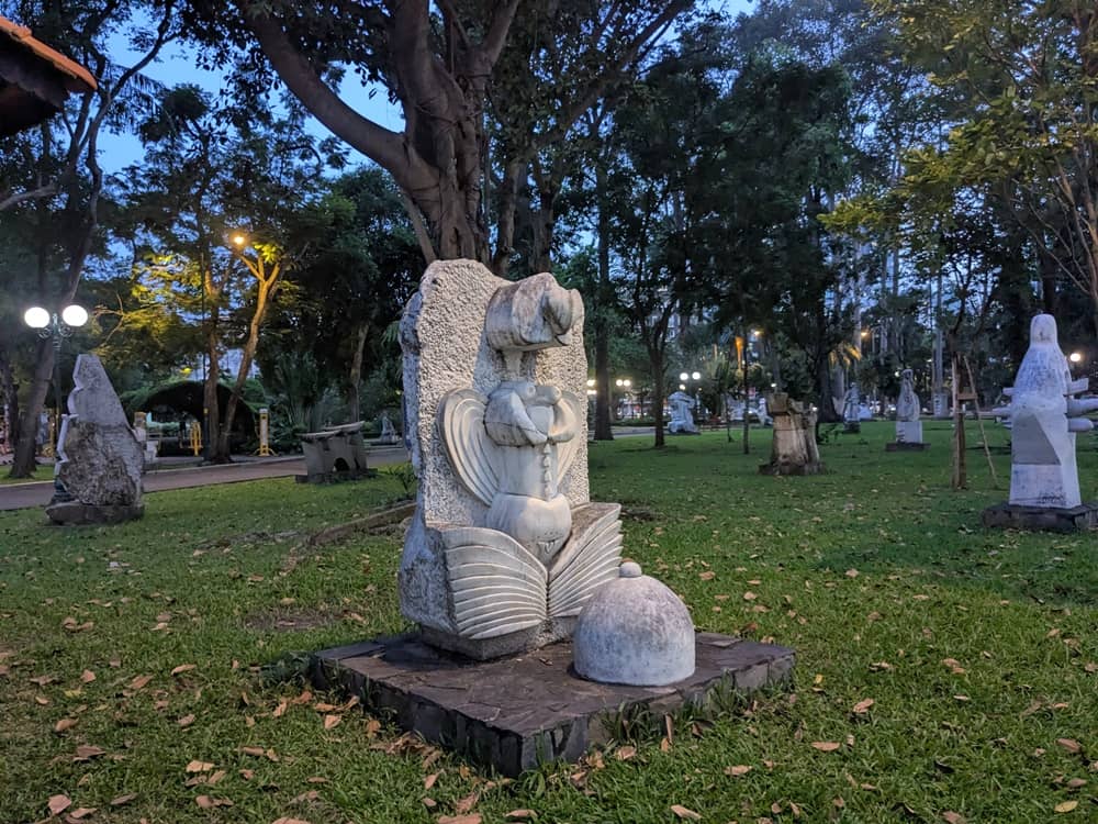 タオダン公園の変な形のスタチュー。