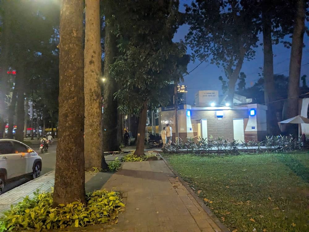 タオダン公園にある公衆トイレ。