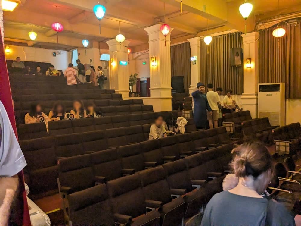 ロンヴァン水上人形劇場内の様子。クッション性のある折畳椅子が段々に配置されている。