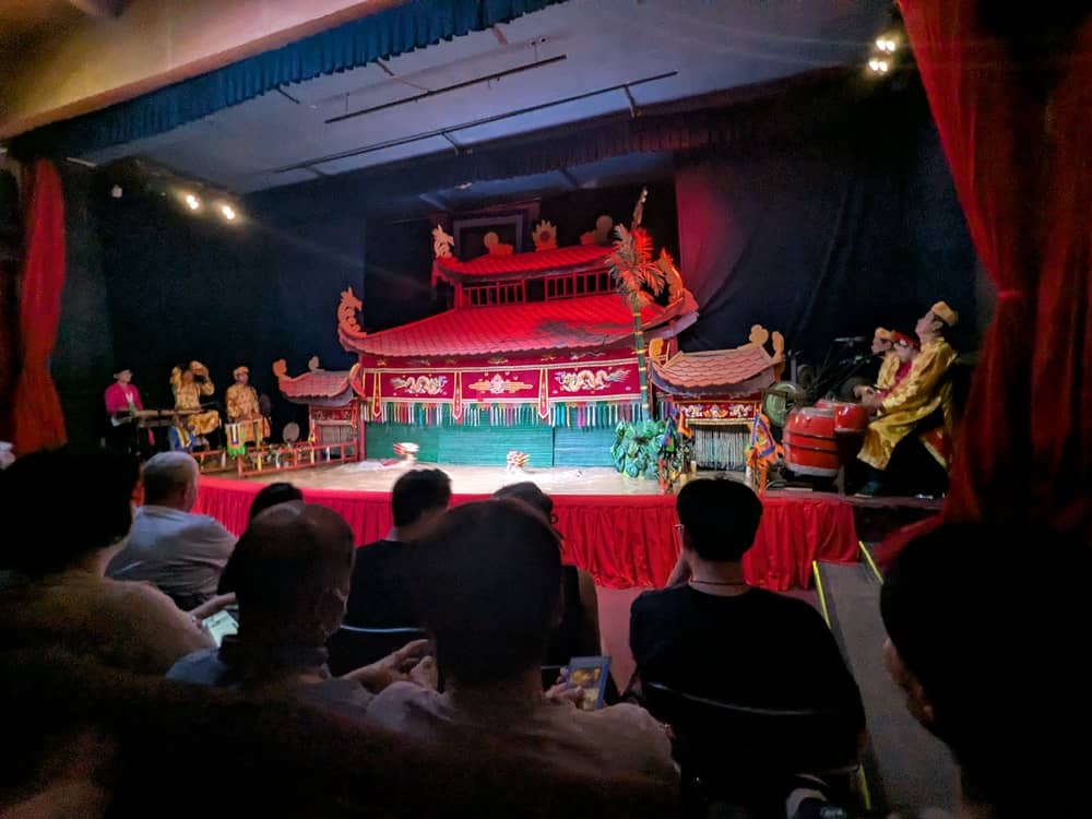 ロンヴァン水上人形劇の様子。全体像が見える。