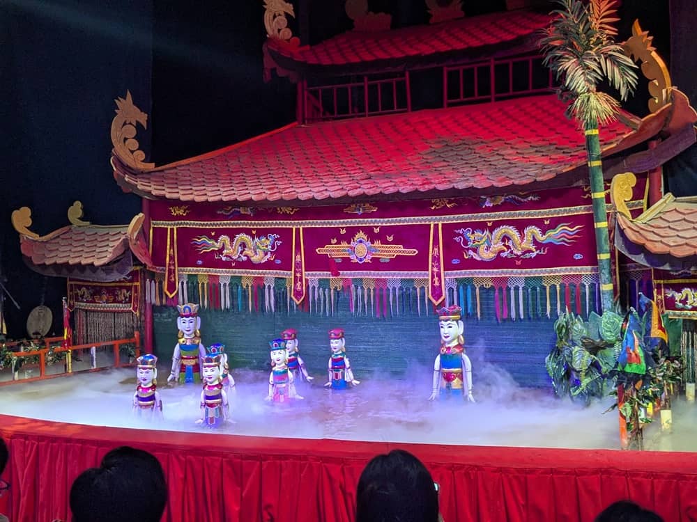 水の中で舞をする大小のコミカルな人形。