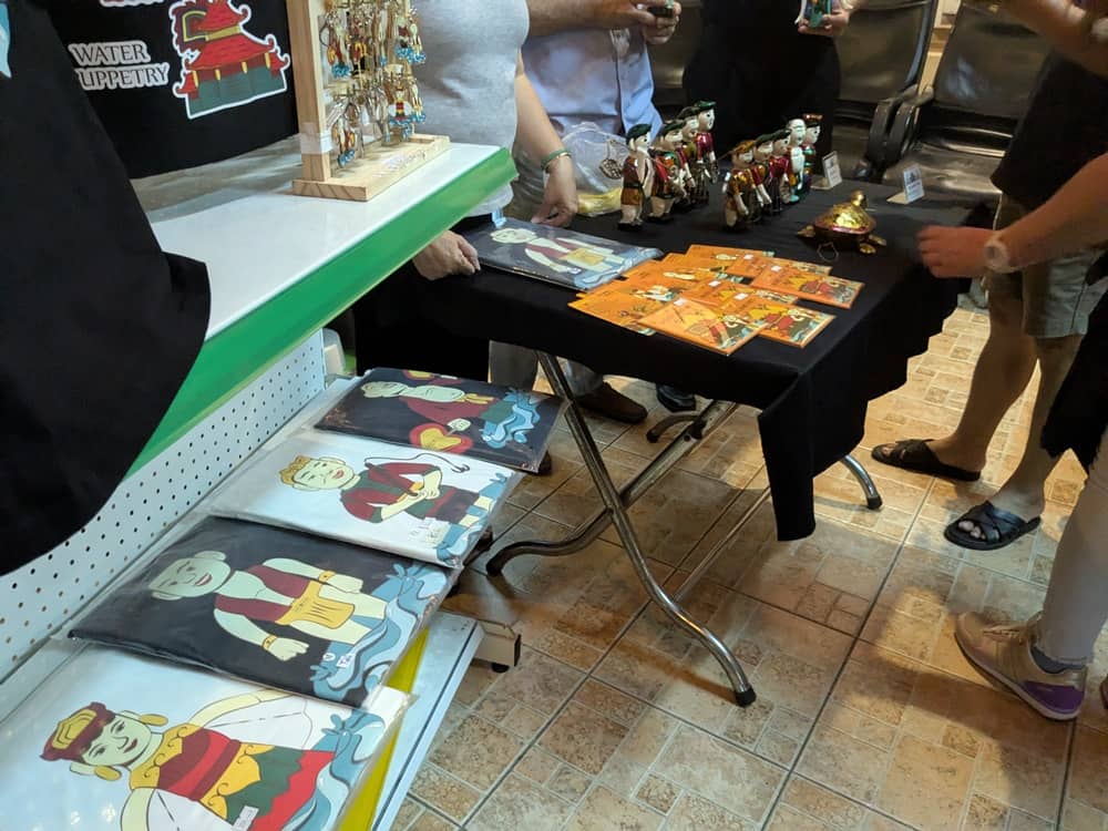 ロンヴァン水上人形劇場の外で販売されているお土産。コミカルな人形が描かれたTシャツや人形が販売されている。