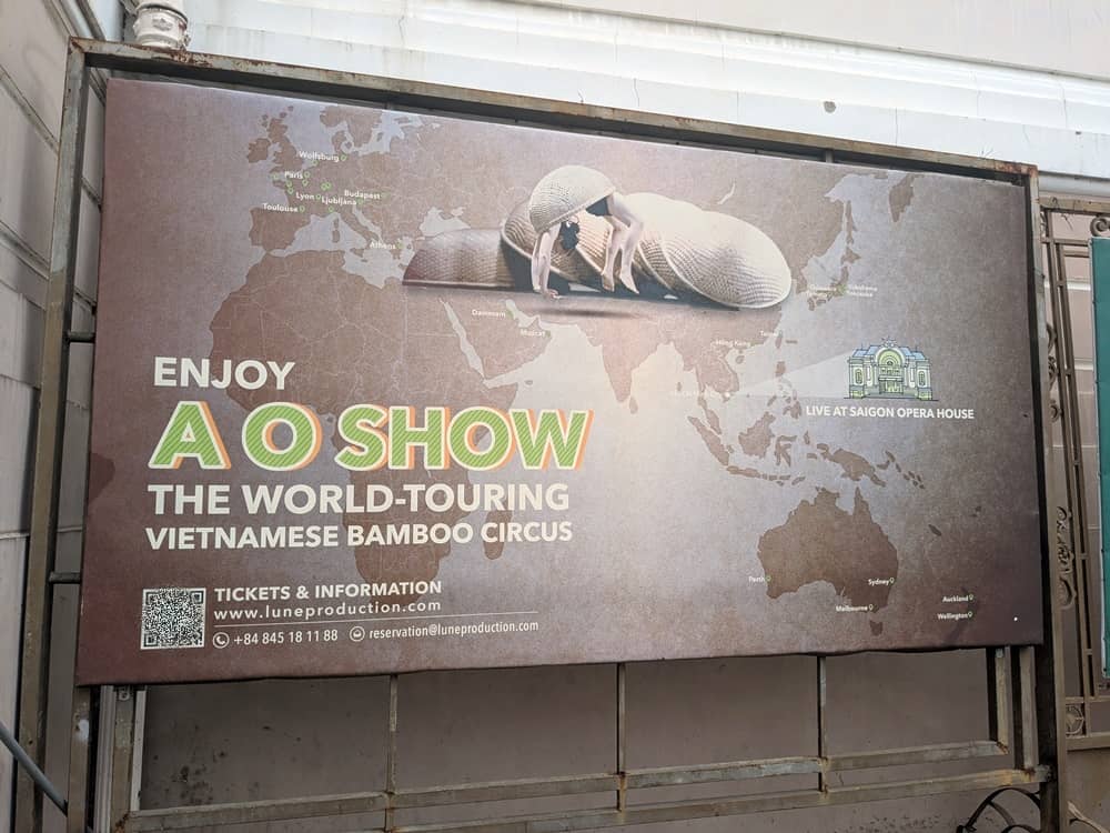 ホーチミンオペラハウス内で行われている「AO SHOW」の看板