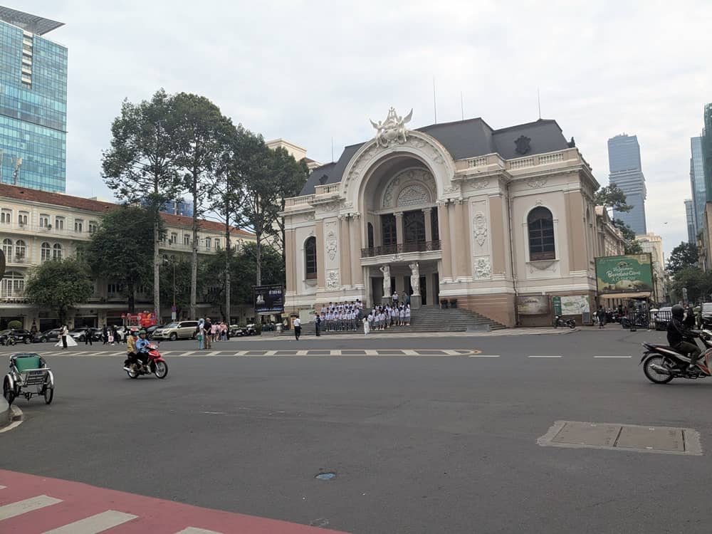 ホーチミン、オペラハウス前。入口でベトナムの学生たちが集合写真を撮っている