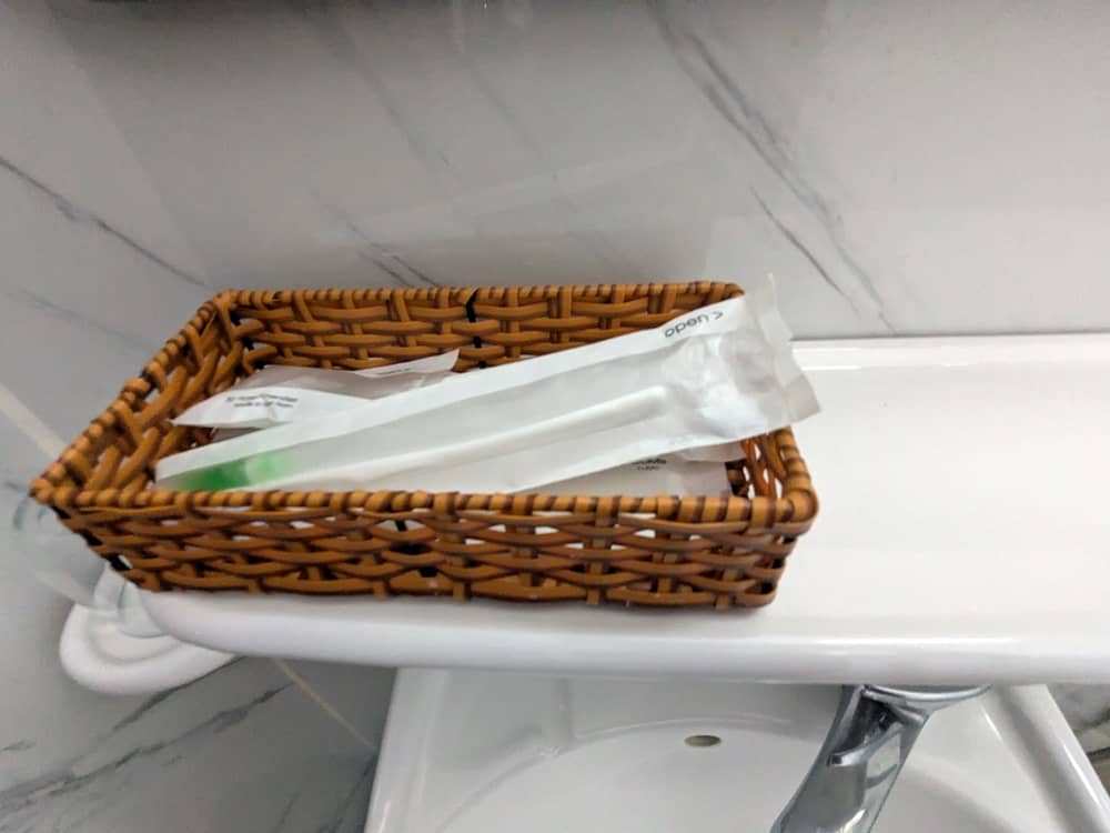 ROSAホテルのアメニティーグッズ。歯ブラシなどが袋とじで入っている。