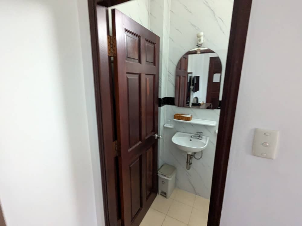 ROSAホテルの浴室。洗面台と鏡がある。