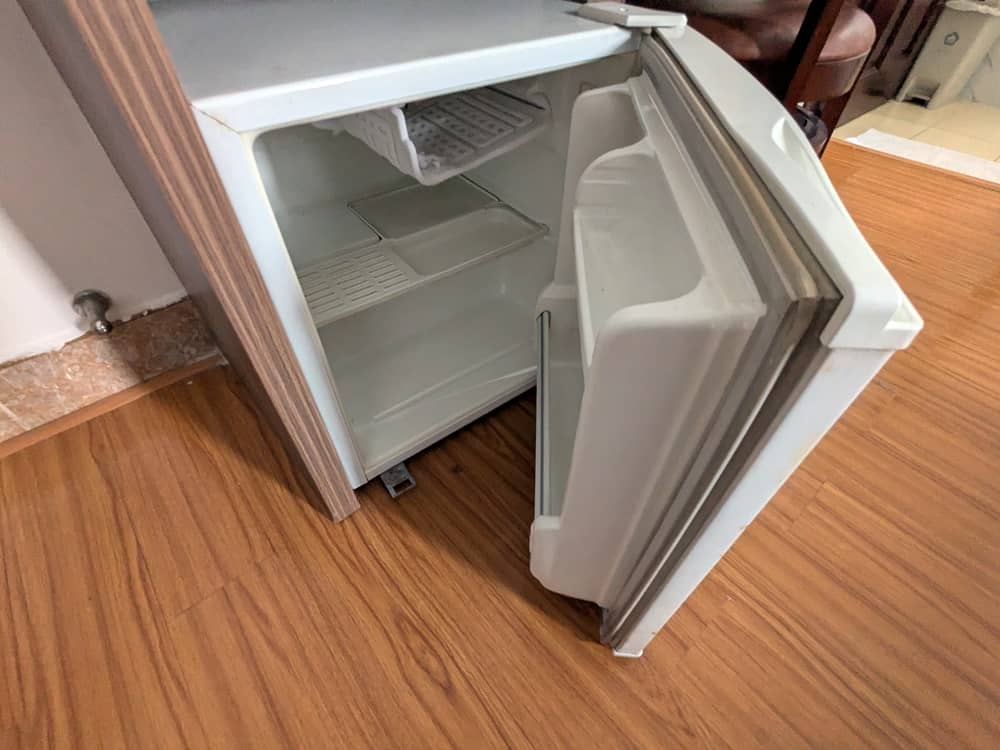 ドアを開かれた冷蔵庫。中は空になっている。