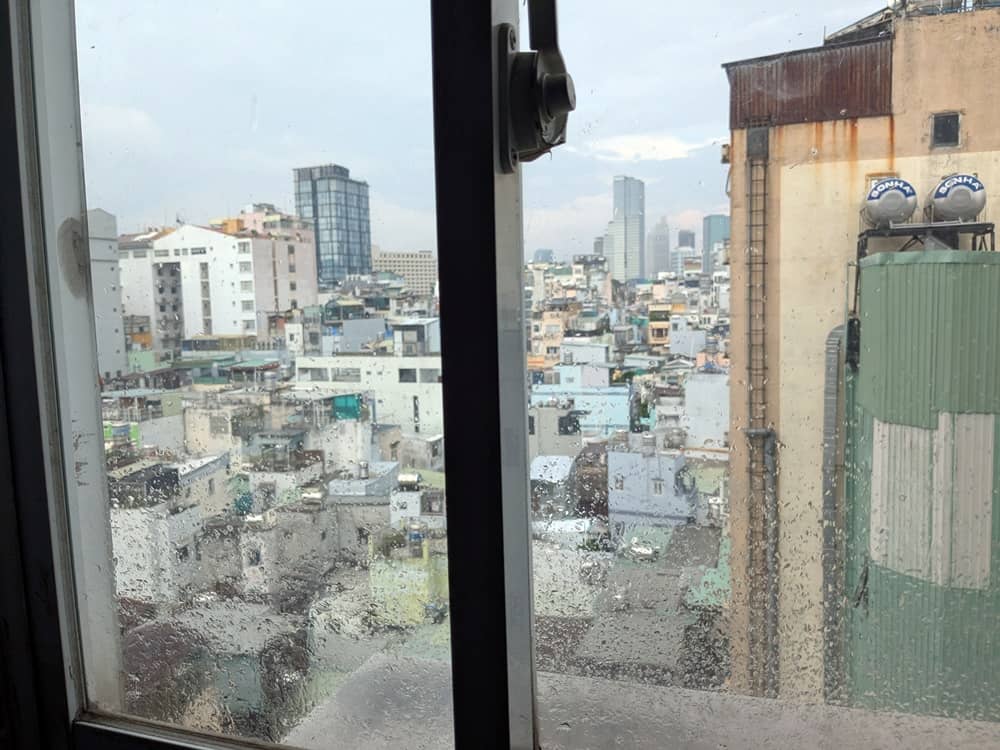 窓の外に街並みが見える。