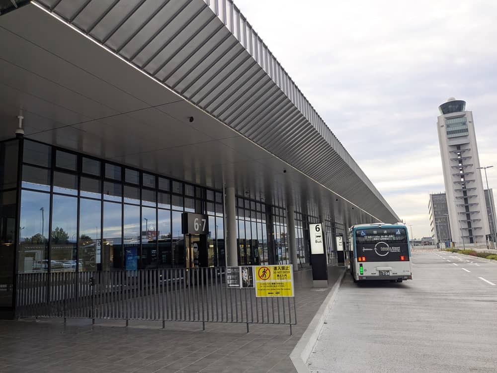 福岡空港国際線にバスが入ってくる様子