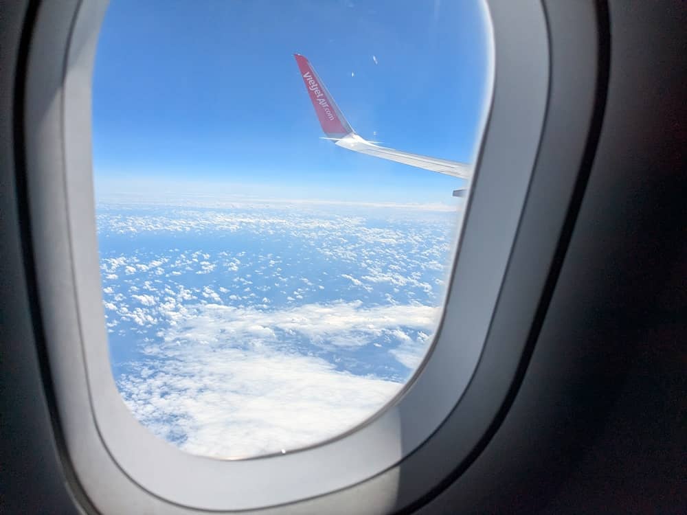 ベトジェット機内窓から見える雲とベトジェットの翼