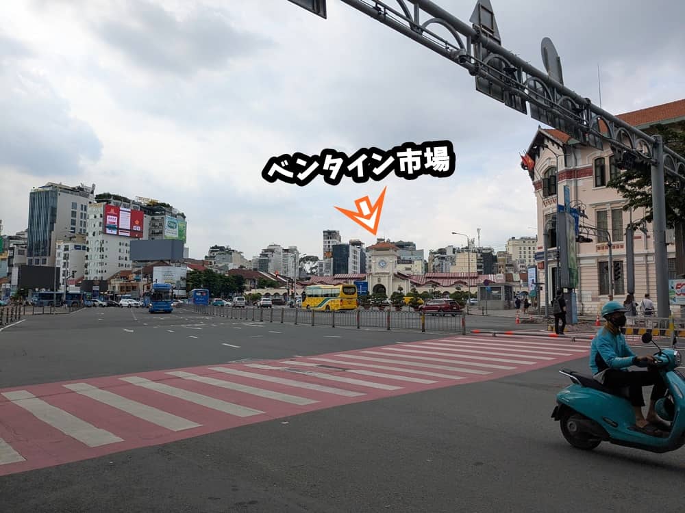 ベンタインバス停の風景。奥にはベンタイン市場が見える。