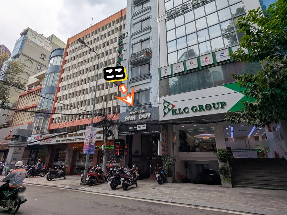 ホーチミ「AnhDuyhotel」の外観。ベトナムの中級ブティックホテルによくある縦長のホテルなのが分かる様子