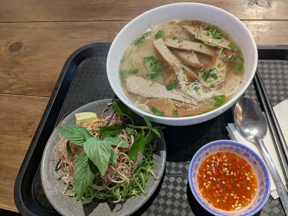 TAKAプラザ内にあるフードコートの「ブンチャーカー」。価格は55kドン。