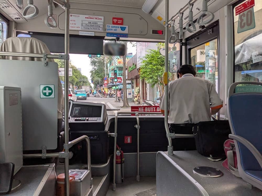 03番バス車内の様子。運転手の他、車掌が一緒に乗っている。