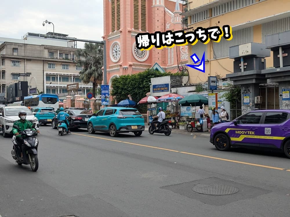 タンディン教会の前にあるバス停。03番も止まる。