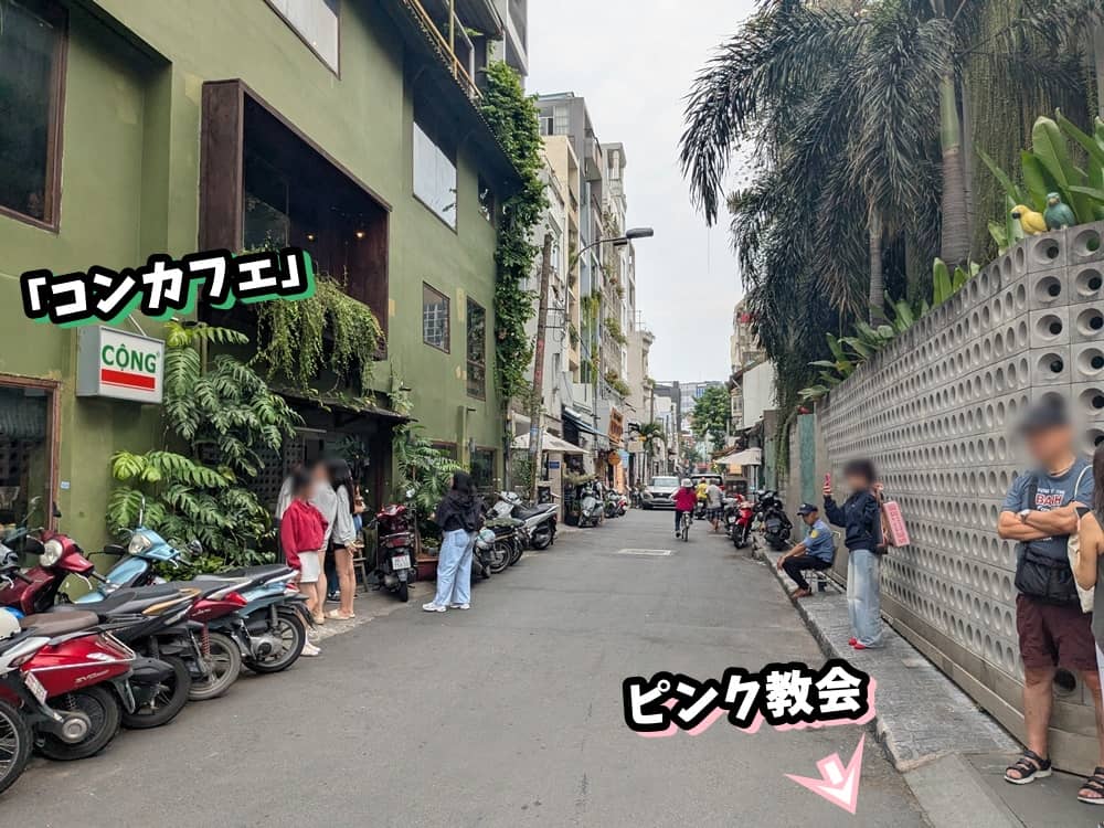 タンディン教会真向いの小道。左側に深緑色の外壁のコンカフェがある