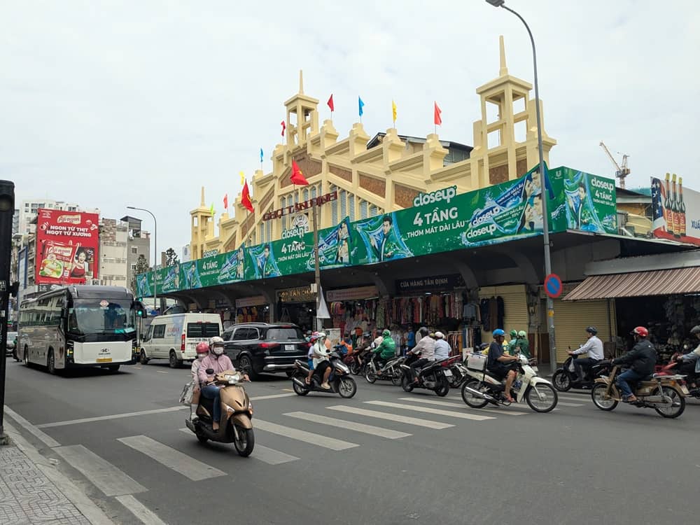 タンディン市場の外観。前の大通りには多くの車両が行きかっている