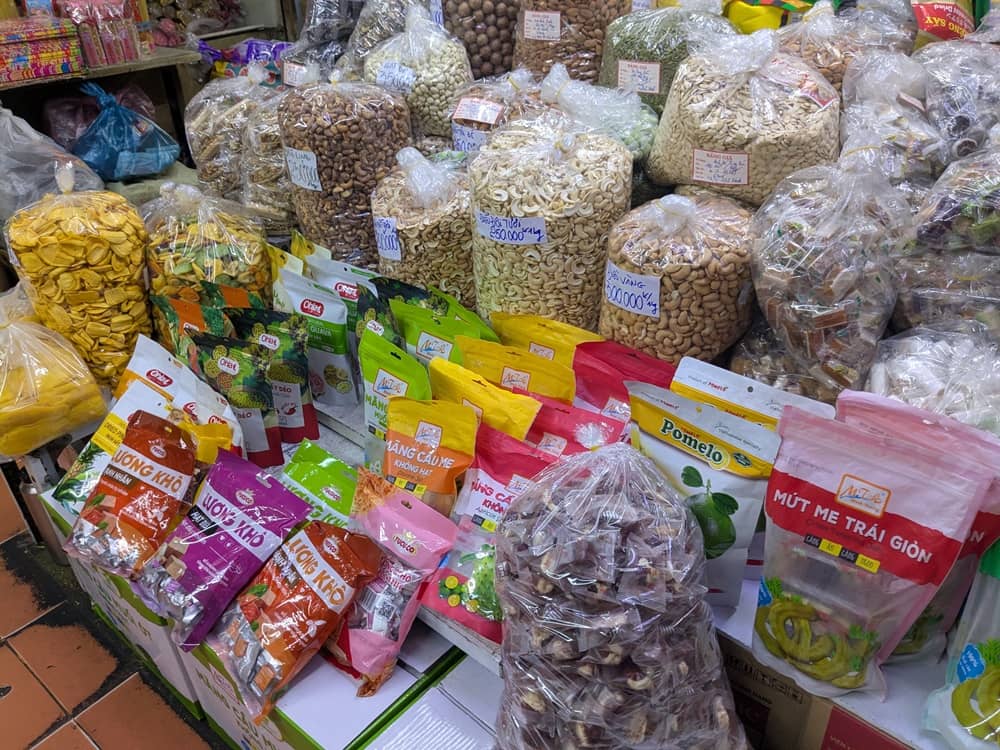 グラム売りのナッツやドライフルーツ。