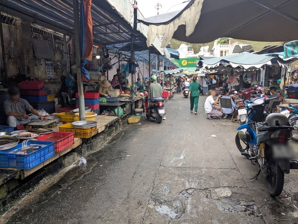 タンディン市場の裏手にある生鮮系の市場。