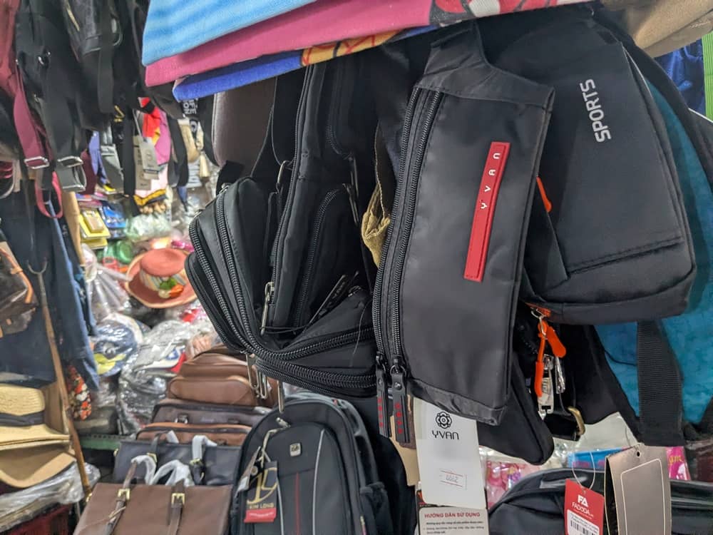 タンディン市場で売られているブランドロゴでは無いバッグ。