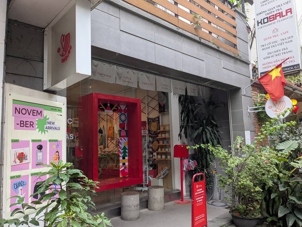 ホーチミン1区にあるOHQUAO(オーワオ)の外観。扉に印象的な赤い縁取りがある。