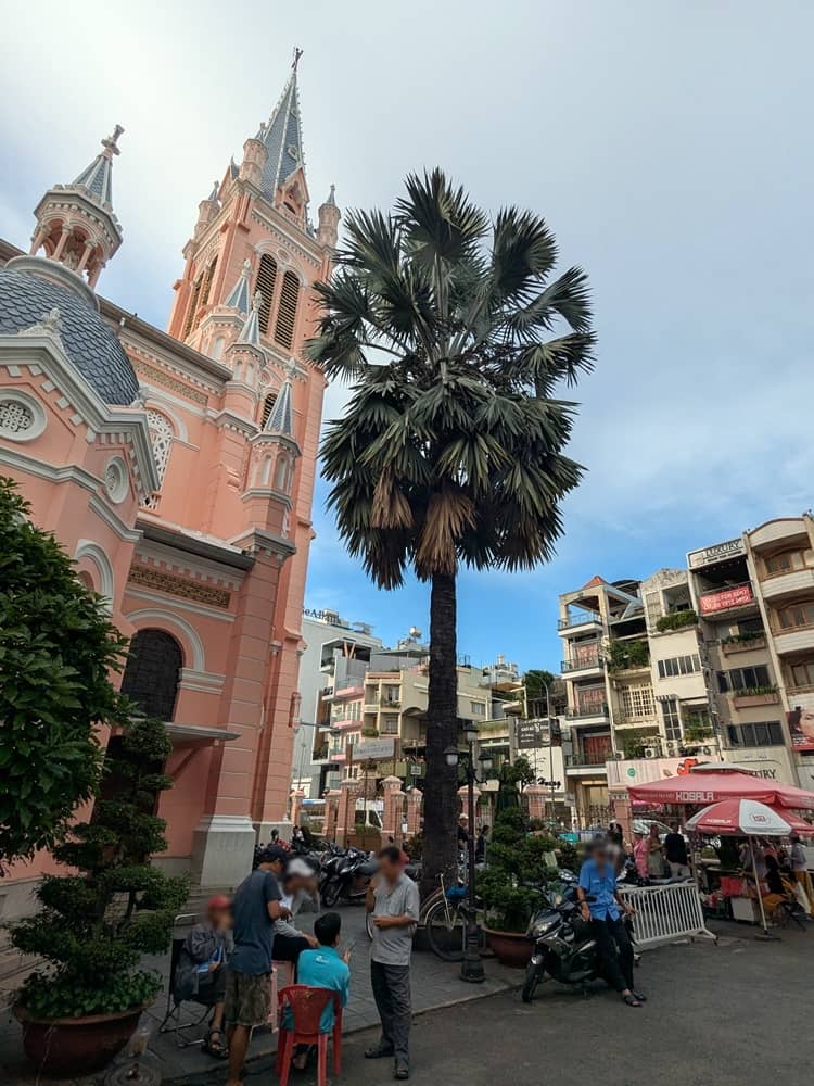 敷地内から見上げたタンディン教会