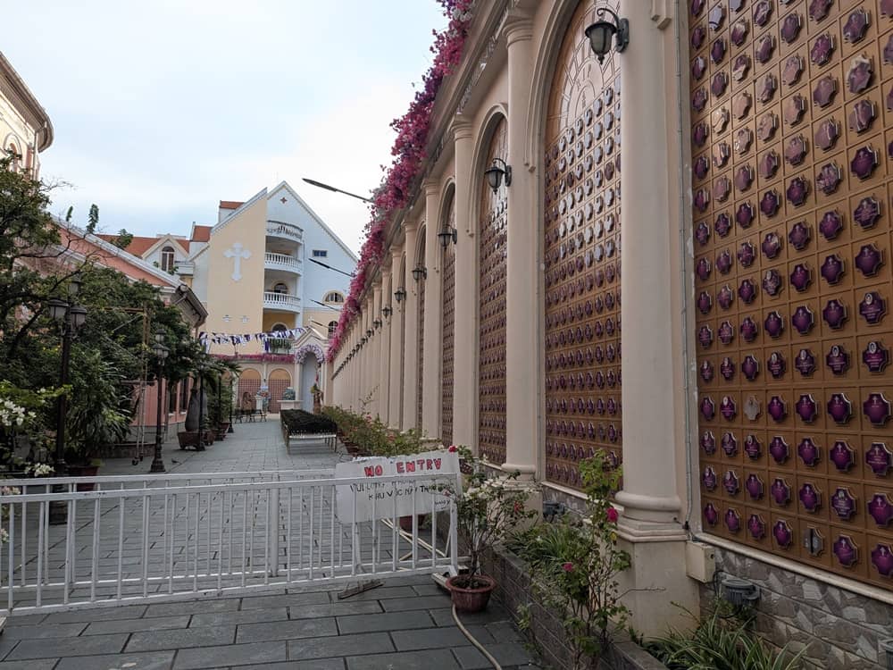 タンディン教会の裏側の様子。