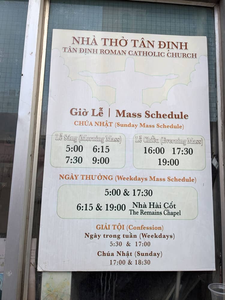 タンディン教会のミサと告解のスケジュールが書かれている