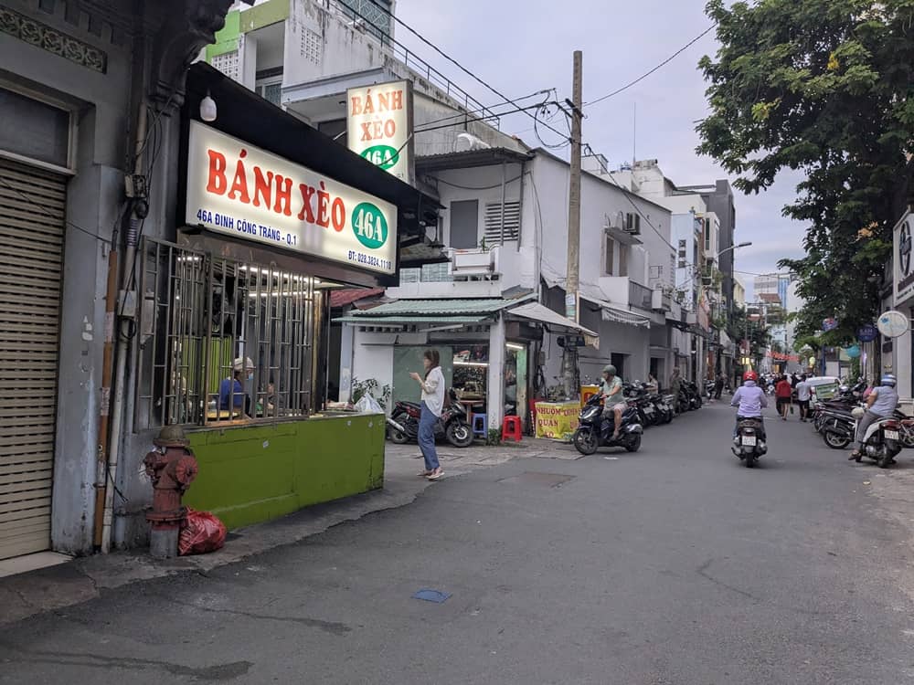 ホーチミン、バインセオ46Aの外観。夕方になり看板に電気が灯っている