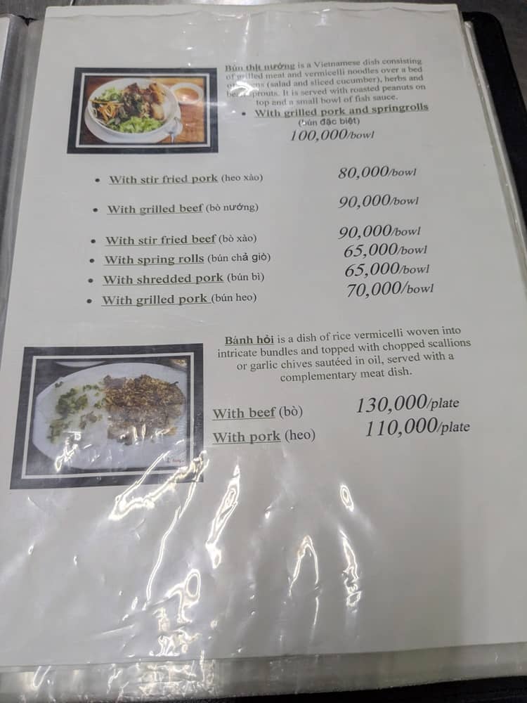 バインセオ46Aのメニュー。春巻きやお肉料理が書かれている