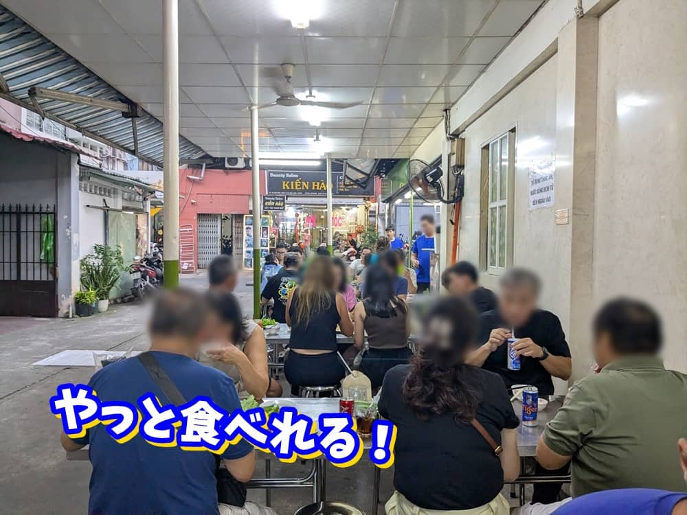 バインセオ46Aで飲食を楽しむ大勢のお客さん。席はほぼ満席状態。