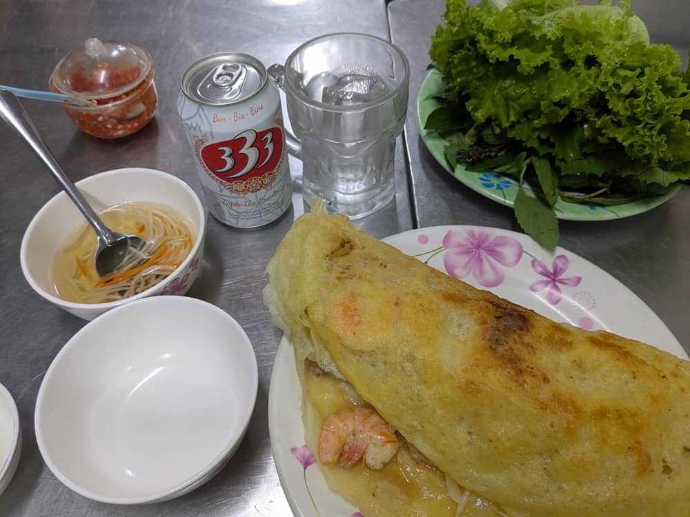 皿からはみ出すサイズの特大バインセオと333ビール