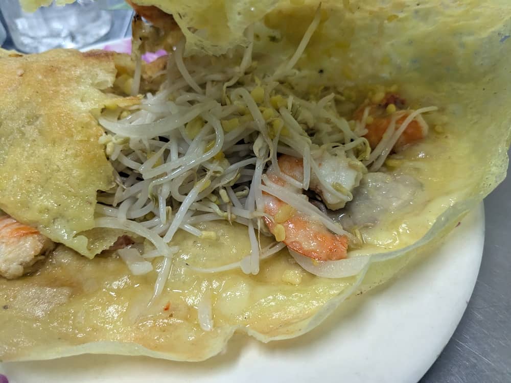 バインセオの中身。沢山のもやしにエビや豚肉などが見える