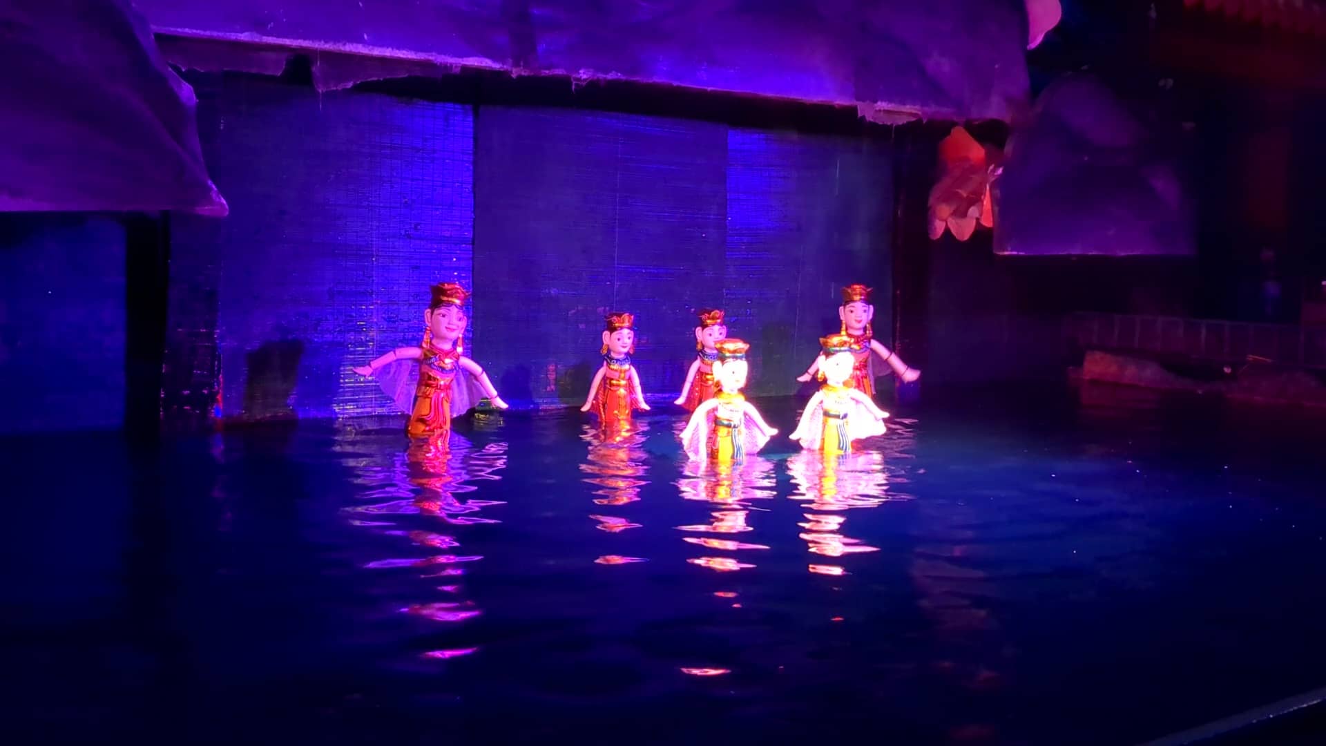 水面に浮かぶ色鮮やかな人形たちが演技をする、ホーチミン市歴史博物館の水上人形劇の様子